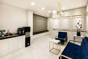 골드와 네이비가 빛나는 럭셔리 뷰티 라운지